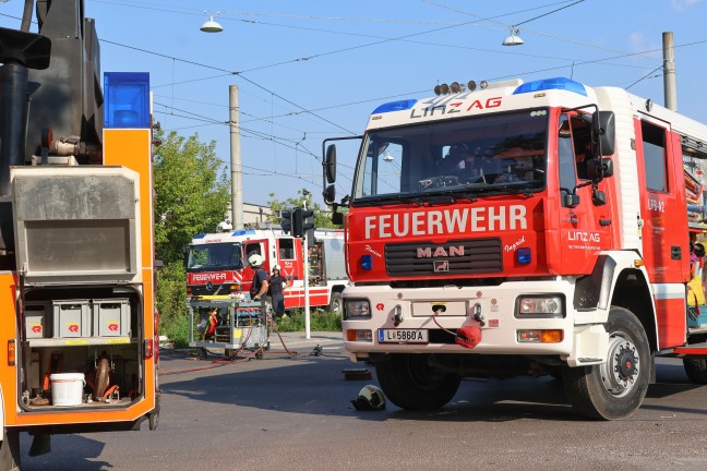 Kranfahrzeug der Feuerwehr bei Einsatz nach Stra�enbahnunfall in Linz-Ebelsberg umgest�rzt