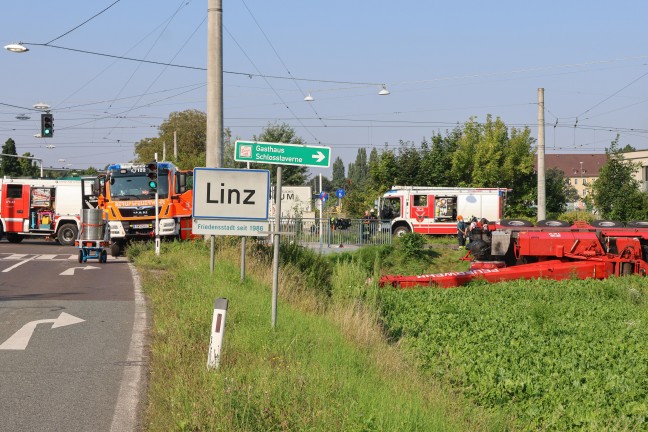 Kranfahrzeug der Feuerwehr bei Einsatz nach Stra�enbahnunfall in Linz-Ebelsberg umgest�rzt