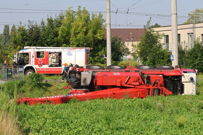 Kranfahrzeug der Feuerwehr bei Einsatz nach Stra�enbahnunfall in Linz-Ebelsberg umgest�rzt
