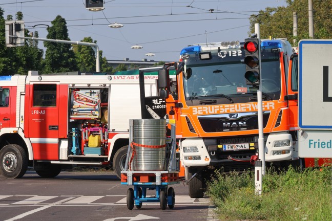 Kranfahrzeug der Feuerwehr bei Einsatz nach Stra�enbahnunfall in Linz-Ebelsberg umgest�rzt