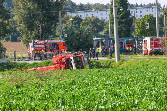 Kranfahrzeug der Feuerwehr bei Einsatz nach Stra�enbahnunfall in Linz-Ebelsberg umgest�rzt