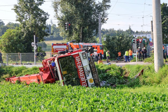 Kranfahrzeug der Feuerwehr bei Einsatz nach Stra�enbahnunfall in Linz-Ebelsberg umgest�rzt