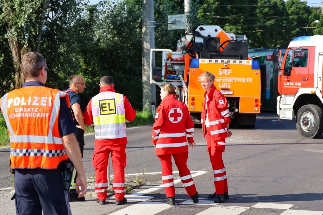 Kranfahrzeug der Feuerwehr bei Einsatz nach Stra�enbahnunfall in Linz-Ebelsberg umgest�rzt