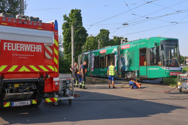 Kranfahrzeug der Feuerwehr bei Einsatz nach Stra�enbahnunfall in Linz-Ebelsberg umgest�rzt