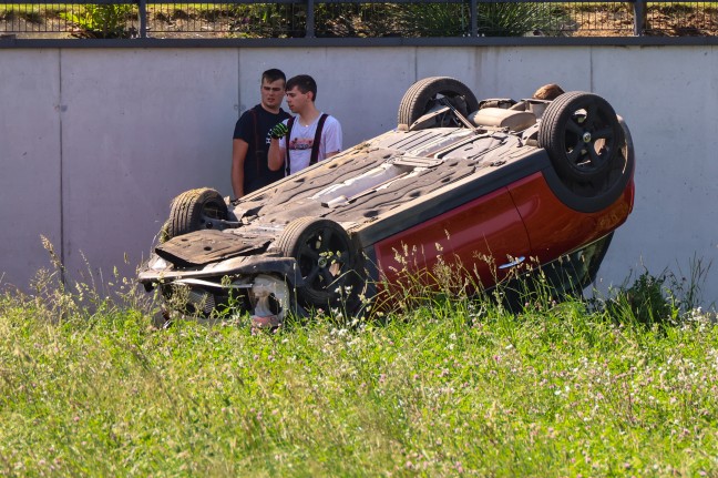 Personenrettung: Auto bei Ried im Traunkreis von Pyhrnpass Stra�e abgekommen und �berschlagen