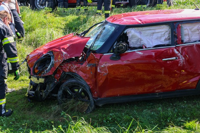 Personenrettung: Auto bei Ried im Traunkreis von Pyhrnpass Stra�e abgekommen und �berschlagen
