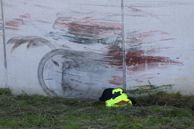 Personenrettung: Auto bei Ried im Traunkreis von Pyhrnpass Stra�e abgekommen und �berschlagen