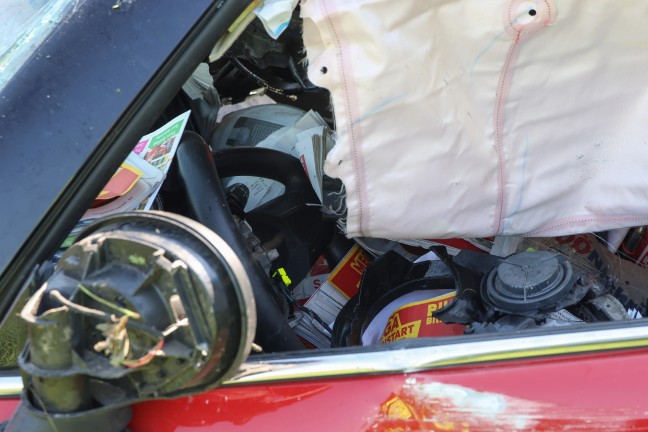 Personenrettung: Auto bei Ried im Traunkreis von Pyhrnpass Stra�e abgekommen und �berschlagen