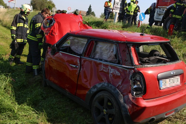 Personenrettung: Auto bei Ried im Traunkreis von Pyhrnpass Stra�e abgekommen und �berschlagen