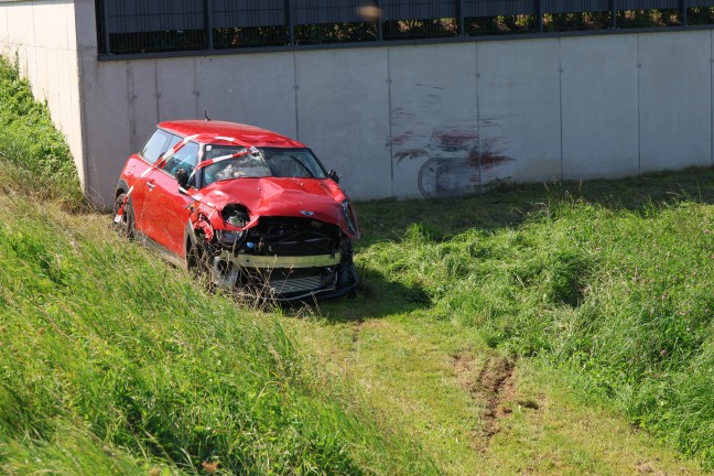 Personenrettung: Auto bei Ried im Traunkreis von Pyhrnpass Stra�e abgekommen und �berschlagen