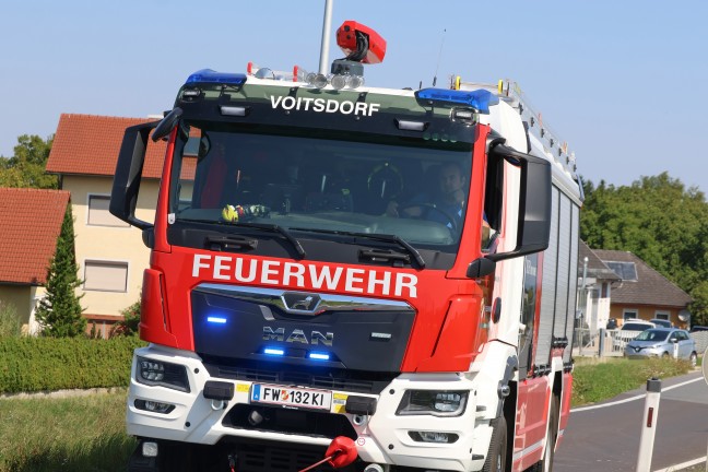 Personenrettung: Auto bei Ried im Traunkreis von Pyhrnpass Stra�e abgekommen und �berschlagen