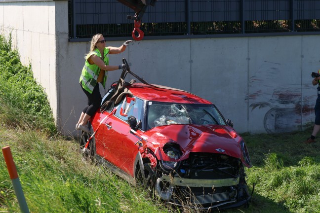 Personenrettung: Auto bei Ried im Traunkreis von Pyhrnpass Stra�e abgekommen und �berschlagen