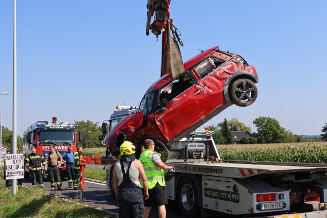 Personenrettung: Auto bei Ried im Traunkreis von Pyhrnpass Stra�e abgekommen und �berschlagen