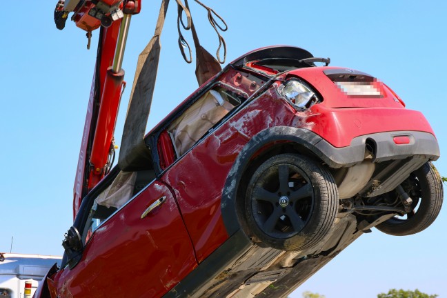 Personenrettung: Auto bei Ried im Traunkreis von Pyhrnpass Stra�e abgekommen und �berschlagen