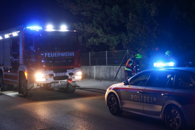 Feuerwehr bei Reinigungsarbeiten nach schwerem Fahrradunfall in Marchtrenk im Einsatz