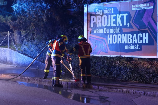 Feuerwehr bei Reinigungsarbeiten nach schwerem Fahrradunfall in Marchtrenk im Einsatz