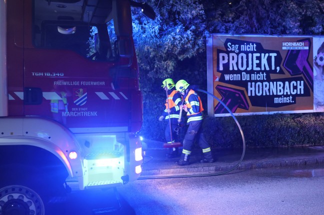Feuerwehr bei Reinigungsarbeiten nach schwerem Fahrradunfall in Marchtrenk im Einsatz