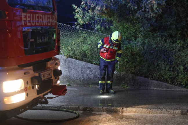 Feuerwehr bei Reinigungsarbeiten nach schwerem Fahrradunfall in Marchtrenk im Einsatz