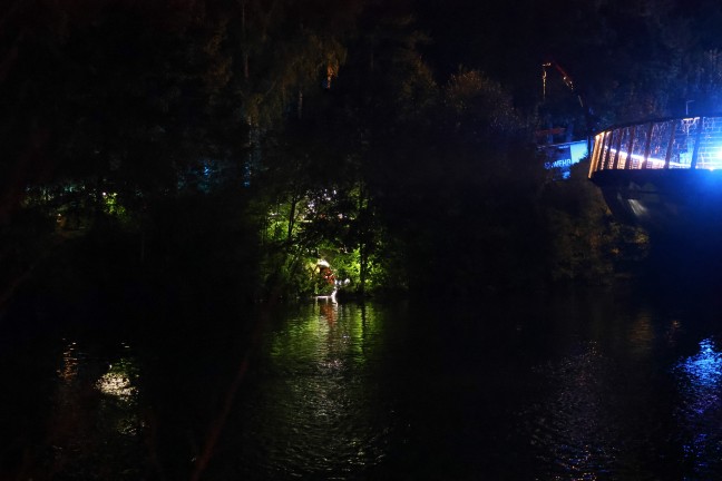 Personenrettung: Schwerverletzte Person aus Bachbett des Katzenbachs in Thalheim bei Wels gerettet