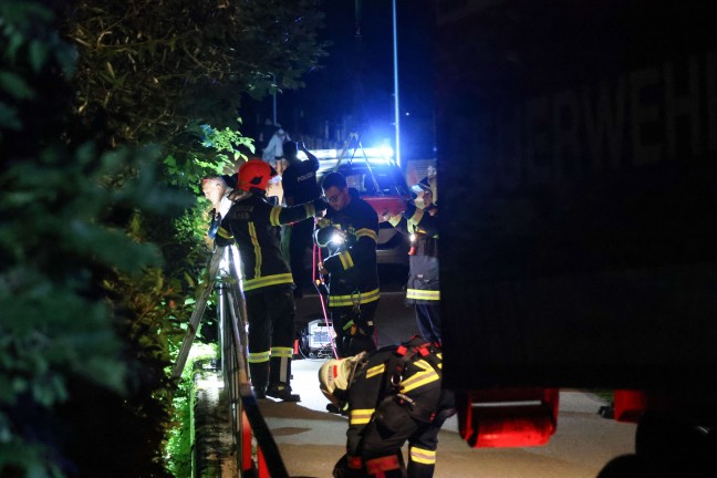 Personenrettung: Schwerverletzte Person aus Bachbett des Katzenbachs in Thalheim bei Wels gerettet