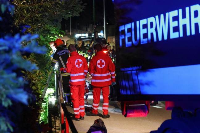 Personenrettung: Schwerverletzte Person aus Bachbett des Katzenbachs in Thalheim bei Wels gerettet