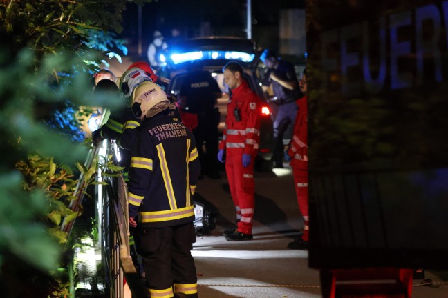 Personenrettung: Schwerverletzte Person aus Bachbett des Katzenbachs in Thalheim bei Wels gerettet