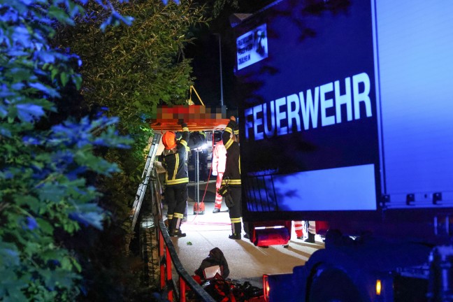 Personenrettung: Schwerverletzte Person aus Bachbett des Katzenbachs in Thalheim bei Wels gerettet