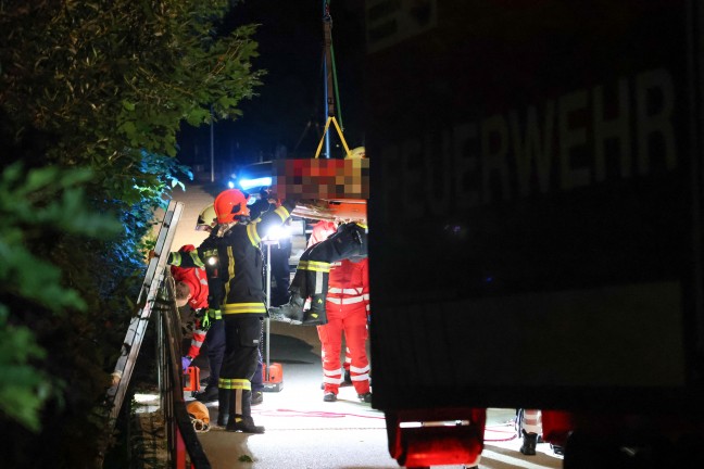 Personenrettung: Schwerverletzte Person aus Bachbett des Katzenbachs in Thalheim bei Wels gerettet