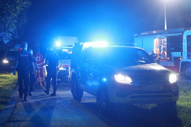 Personenrettung: Schwerverletzte Person aus Bachbett des Katzenbachs in Thalheim bei Wels gerettet