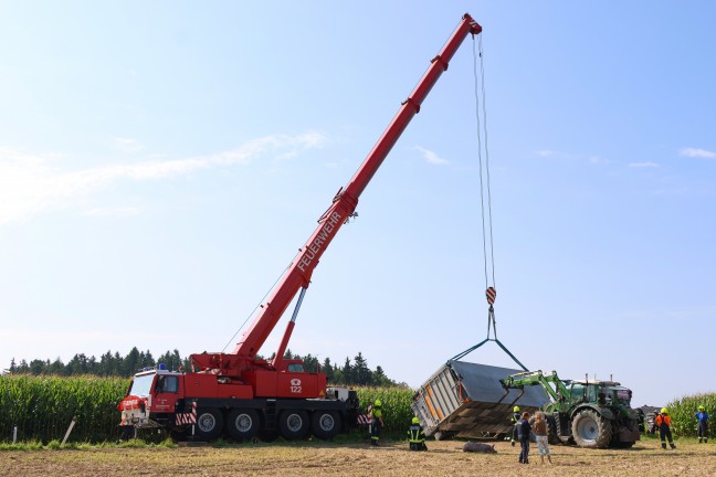 Schweine gro�teils gerettet: Tiertransportanh�nger auf Stra�e in Sipbachzell umgest�rzt