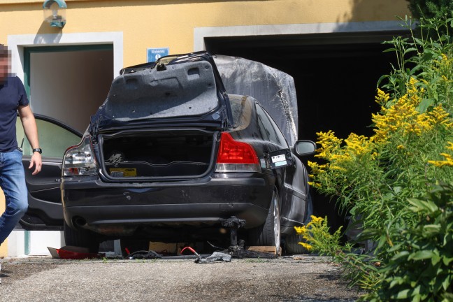 Vier Feuerwehren bei Brand in der Garage eines Wohnhauses in Steegen im Einsatz