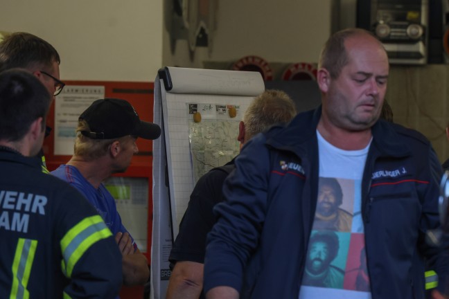 Personensuche: Elf Feuerwehren bei gro�angelegter Suche nach abg�ngigem Mann in Kallham im Einsatz