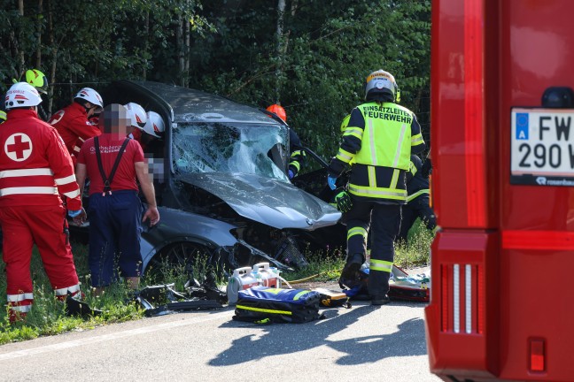 Frontalcrash zweier PKW auf Wiener Stra�e in Edt bei Lambach fordert zwei Todesopfer (45 und 71)