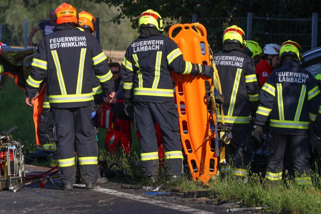 Frontalcrash zweier PKW auf Wiener Stra�e in Edt bei Lambach fordert zwei Todesopfer (45 und 71)