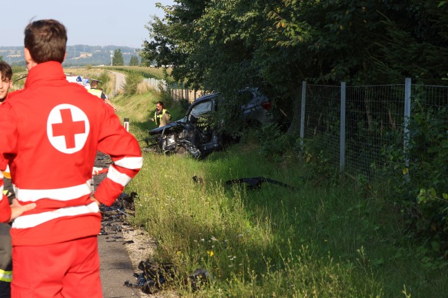 Frontalcrash zweier PKW auf Wiener Stra�e in Edt bei Lambach fordert zwei Todesopfer (45 und 71)