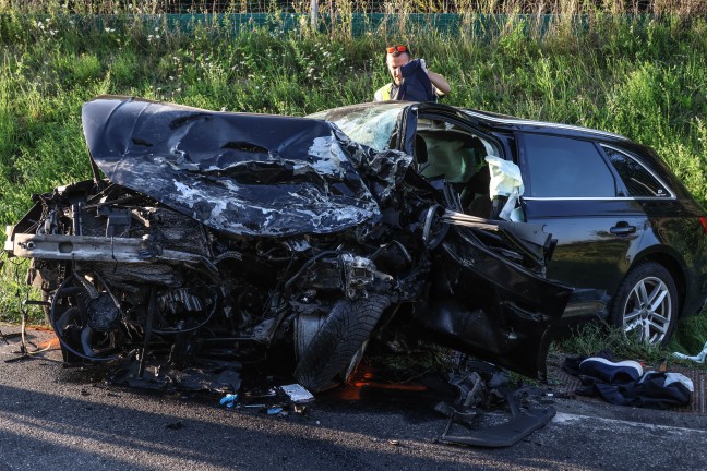 Frontalcrash zweier PKW auf Wiener Stra�e in Edt bei Lambach fordert zwei Todesopfer (45 und 71)