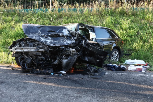 Frontalcrash zweier PKW auf Wiener Stra�e in Edt bei Lambach fordert zwei Todesopfer (45 und 71)