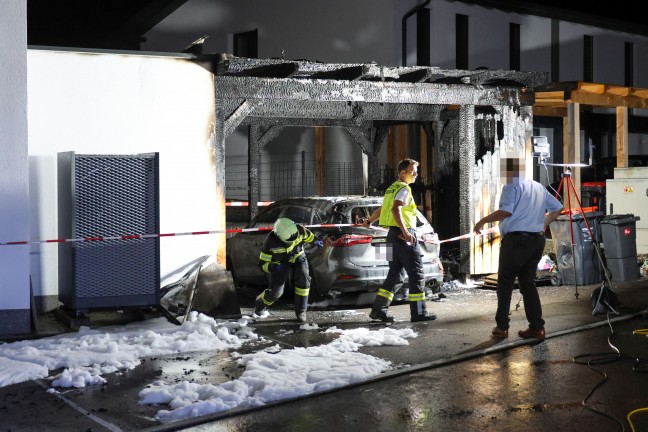 Auto in Ottnang am Hausruck mitsamt Carport nahezu in Vollbrand