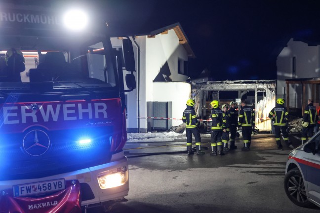 Auto in Ottnang am Hausruck mitsamt Carport nahezu in Vollbrand