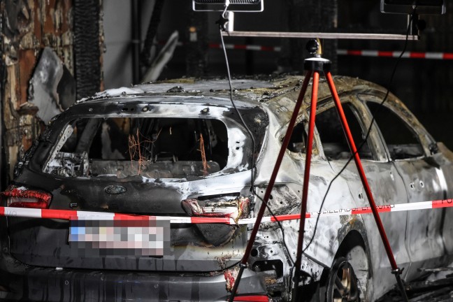 Auto in Ottnang am Hausruck mitsamt Carport nahezu in Vollbrand