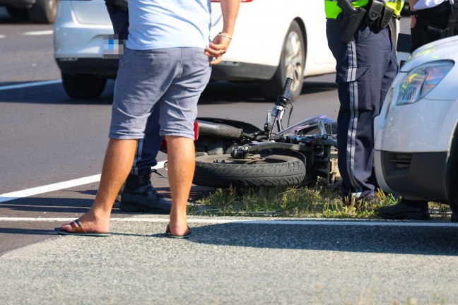 Kollision zwischen PKW und Moped auf Pyhrnpass Stra�e in Schlierbach