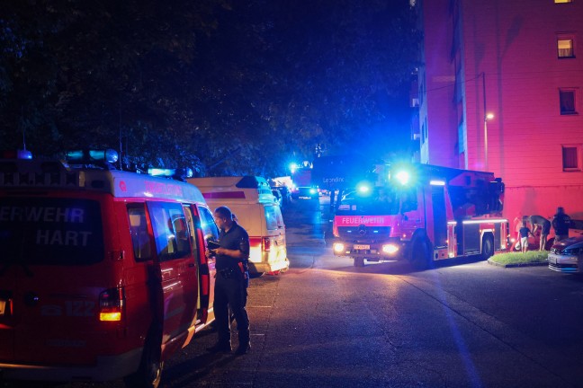 Drei Feuerwehren bei K�chenbrand in einem Mehrparteienhaus in Leonding im Einsatz