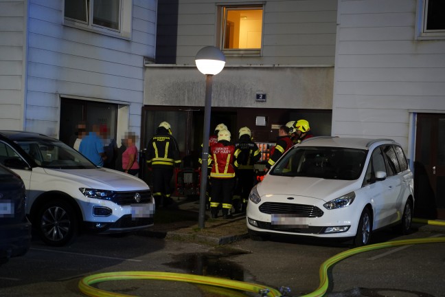 Drei Feuerwehren bei K�chenbrand in einem Mehrparteienhaus in Leonding im Einsatz