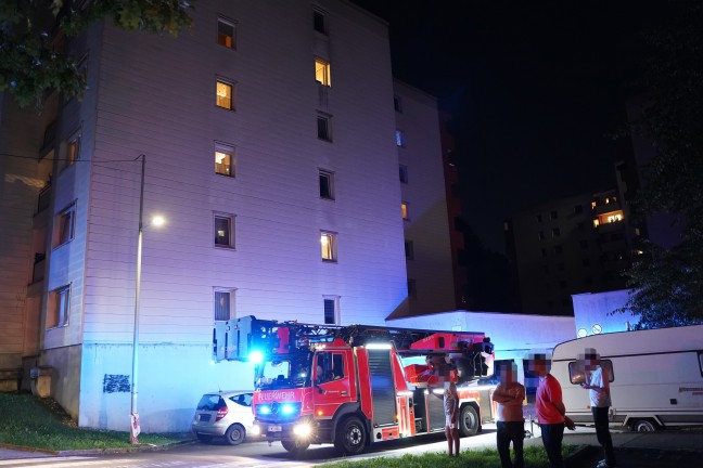 Drei Feuerwehren bei K�chenbrand in einem Mehrparteienhaus in Leonding im Einsatz