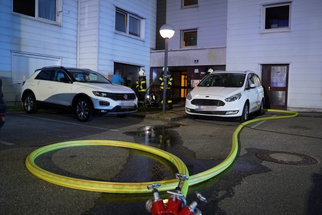 Drei Feuerwehren bei K�chenbrand in einem Mehrparteienhaus in Leonding im Einsatz