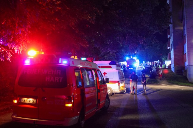 Drei Feuerwehren bei K�chenbrand in einem Mehrparteienhaus in Leonding im Einsatz