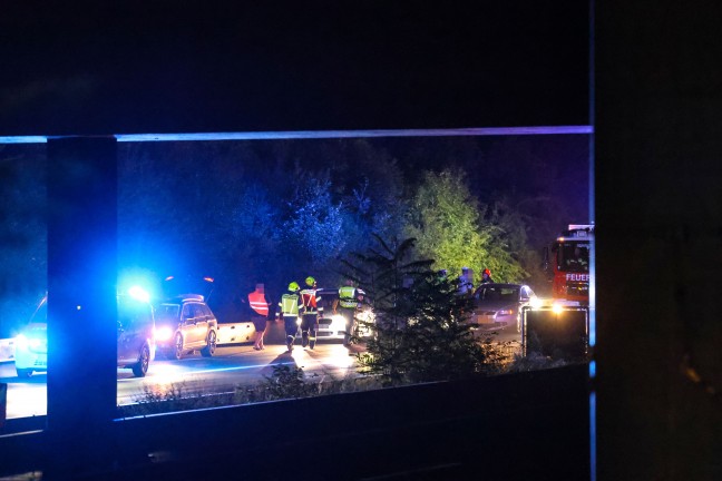 Feuerwehren bei �laustritt nach Verkehrsunfall auf Welser Autobahn in Marchtrenk im Einsatz