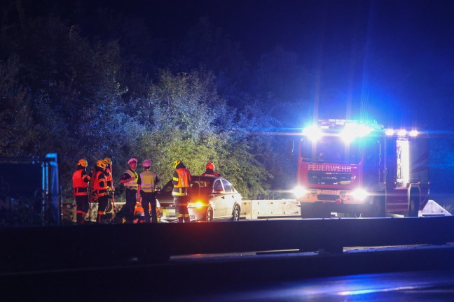 Feuerwehren bei �laustritt nach Verkehrsunfall auf Welser Autobahn in Marchtrenk im Einsatz