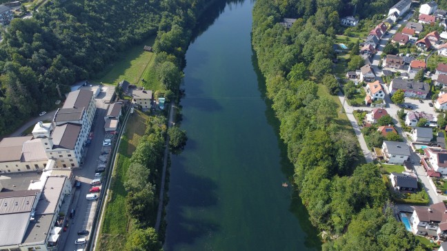 Personenrettung: Badeg�ste und Wassersportler retten in Gmunden leblose Frau (81) aus der Traun