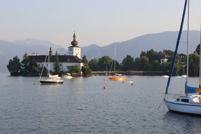 Einsatzkr�fte von Feuerwehr und Wasserrettung zu Personenrettung am Traunsee in Gmunden alarmiert